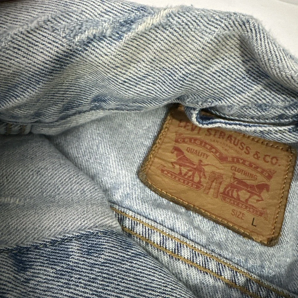 Men's Levi Strauss & Co. Button Up Jean Jacket Ripped Light‎ Wash Size Large